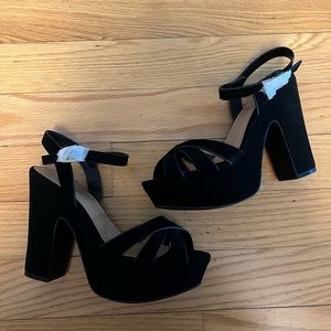 Bamboo Women's Simple Platform Chunky Heel Sandal Black Suede